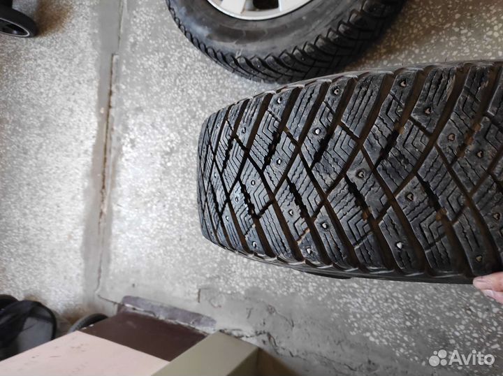 Goodyear Ultragrip Ice Arctic 215/60 R16