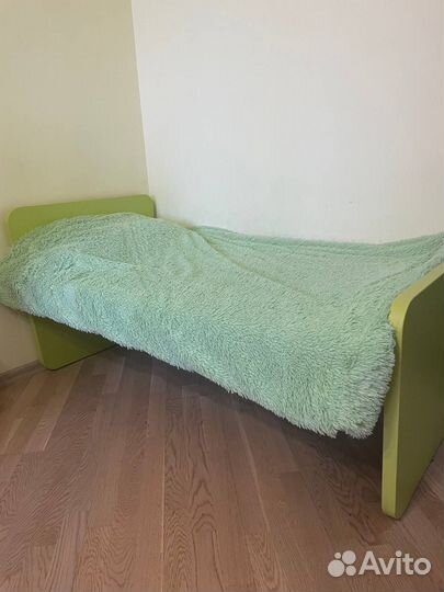 Комплект мебели (стенка, кровати, стол, стулья)