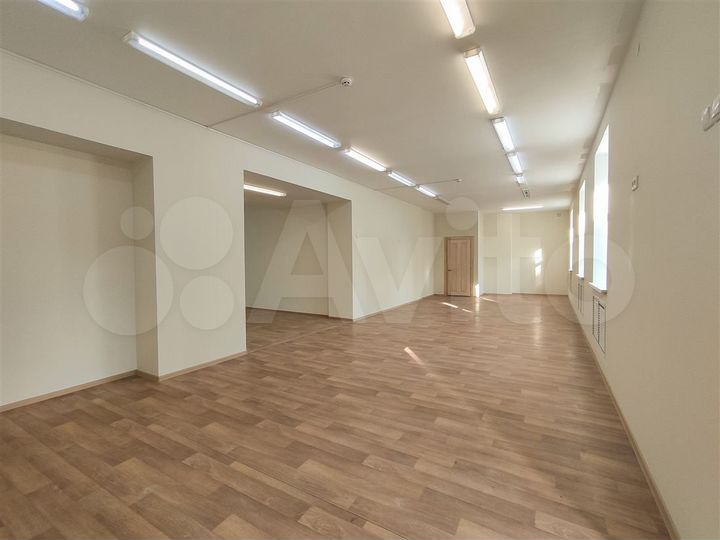 В центре на первом), с 2-мя отд.входами