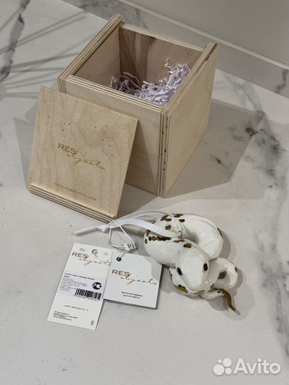 Фарфоровая фигурка змеи 