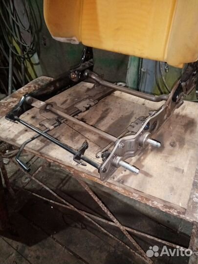 Вадительское сиденье hino