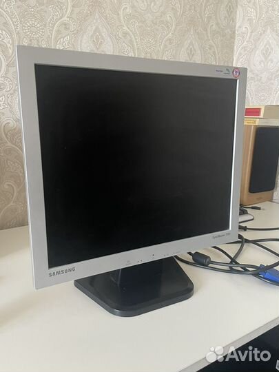 Монитор Samsung SyncMaster 710v