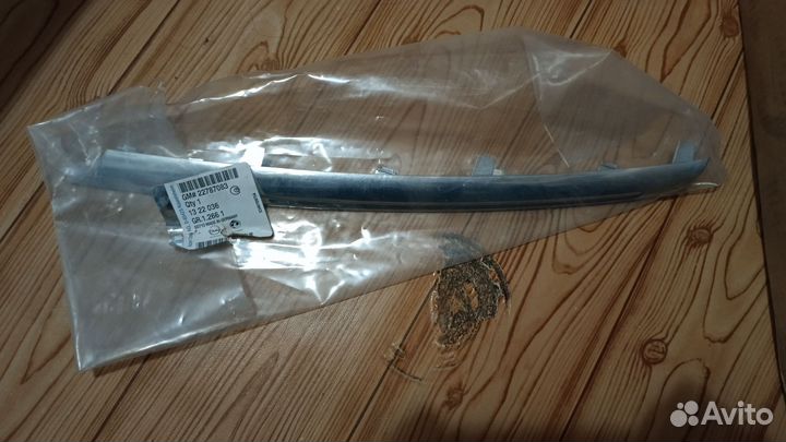 Молдинг решетки радиатора левый Opel Insignia