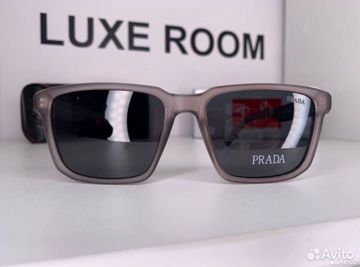 Солнцезащитные очки Prada с поляризацией