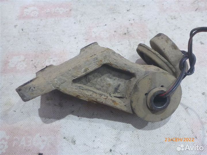 Кронштейн задний левый Mitsubishi Outlander CU2W