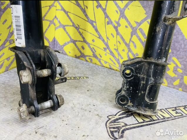 Болт крепления переднего амортизатора Opel Corsa D