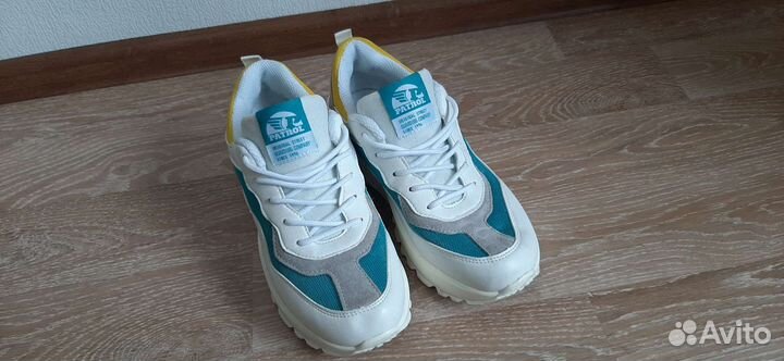 Кроссовки женские