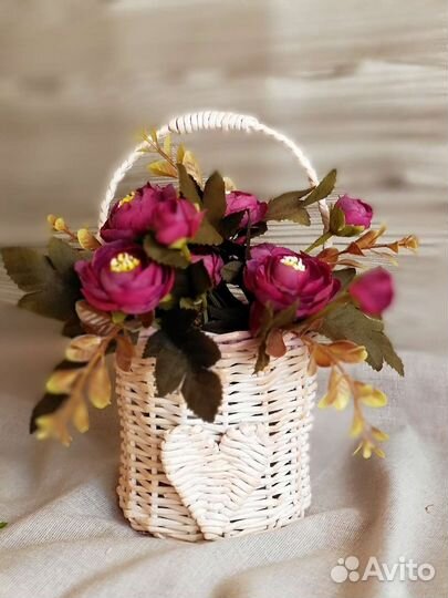 Школьные букеты в плетёных корзинках и вазах