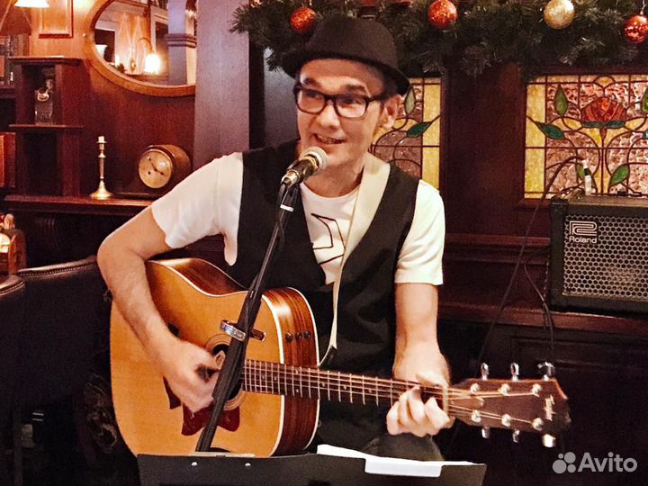 Певец-гитарист в баре, в ресторане, на празднике