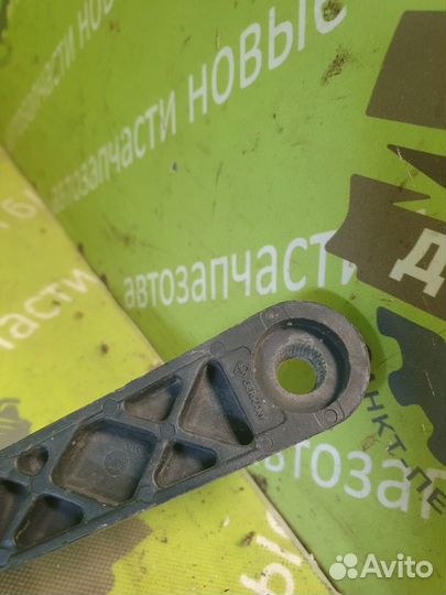 Поводок стеклоочистителя правый Volkswagen Golf 3