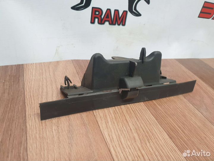 Кронштейн радиатора передний правый Renault Kaptur