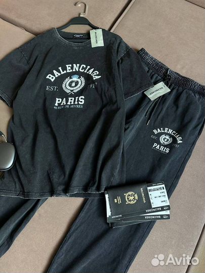 Трендовый костюм balenciaga