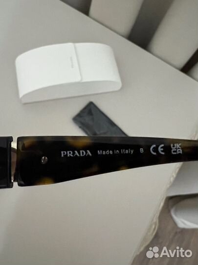 Солнцезащитные очки prada