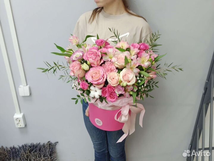 Букет в коробке с розами гвоздиками альстромерией