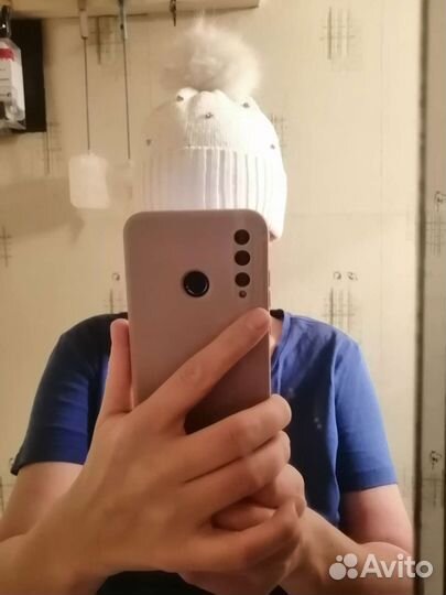 Шапка белая с помпоном