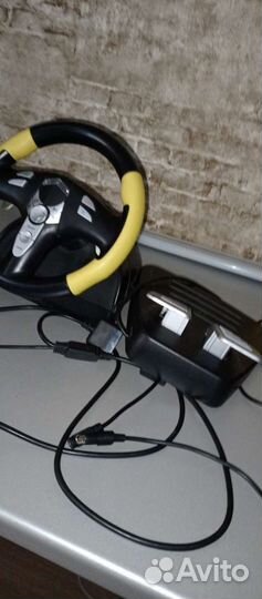 Игровой руль с педалями
