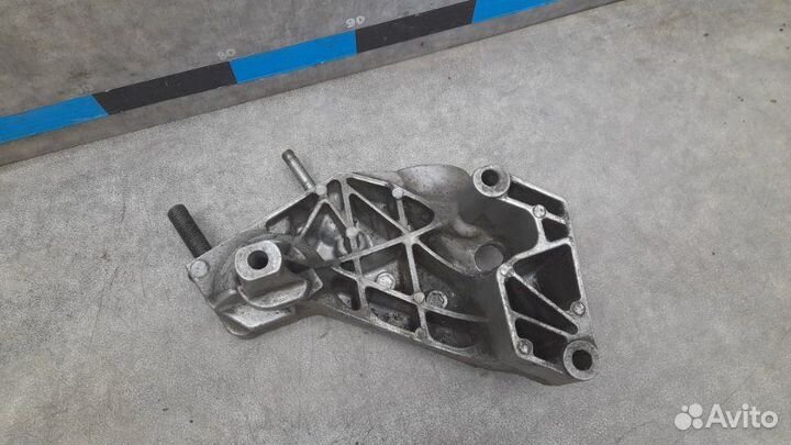 Кронштейн двигателя правый Skoda Octavia A4 1.6