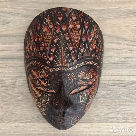 Деревянная маска из Индонезии