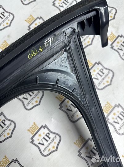 Уплотнитель стекла передний правый Mercedes-Benz