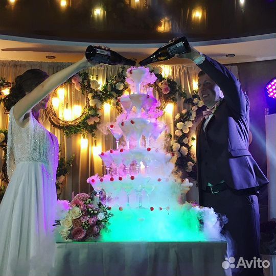 Пирамида из бокалов / Шоу / Горка шампанского