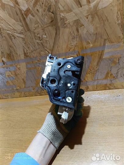 Замок двери задний правый Audi A4 B8 2.0 CDN 2010