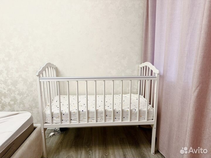 Детская кроватка с маятником