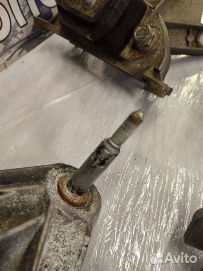 Кронштейн МКПП Renault Logan