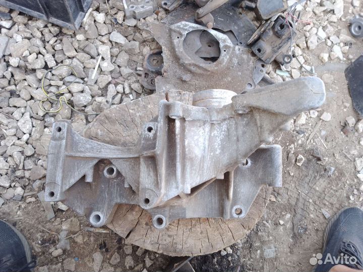 Кронштейн кондиционера Renault Laguna 1