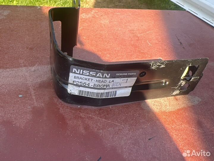 Кронштейн фары Nissan F2564BR0MA