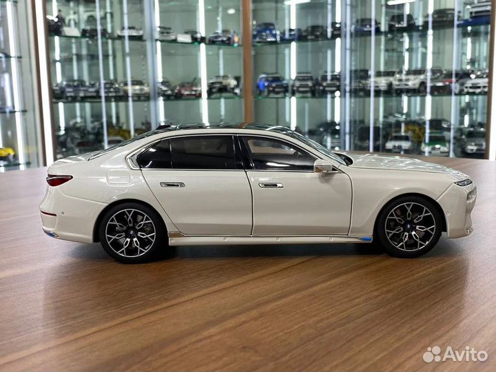 BMW i7 White Metallic 1:18 Minichamps