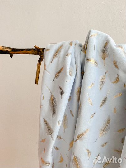 Плед из муслина и плюша с золотыми перьями