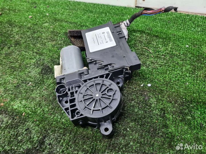 Моторчик стеклоподъемника передний левый Touareg 1