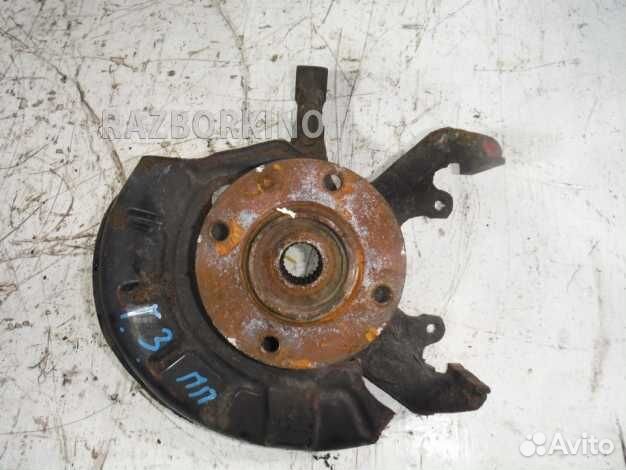 Кулак передний правый