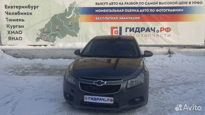 Накладка на торпедо левая Chevrolet Cruze 95947421