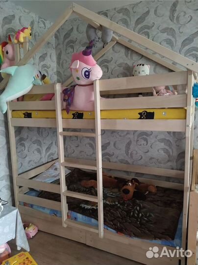 Двухъярусная кровать домик