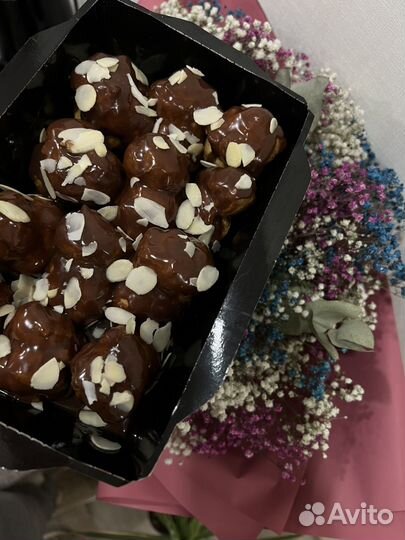 Профитроли под шоколадным соусом