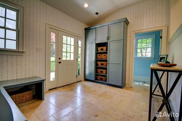 Шкаф в прихожую белый