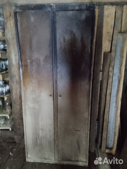 Железный шкаф для инструментов