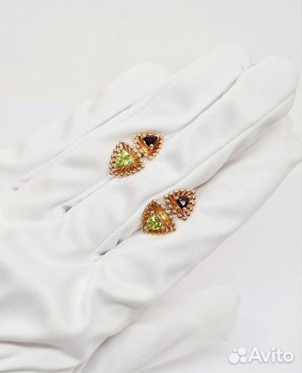 Золотые серьги с камнем