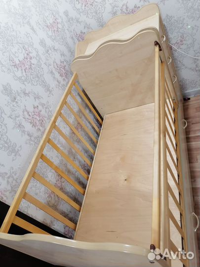Детская кровать с маятником