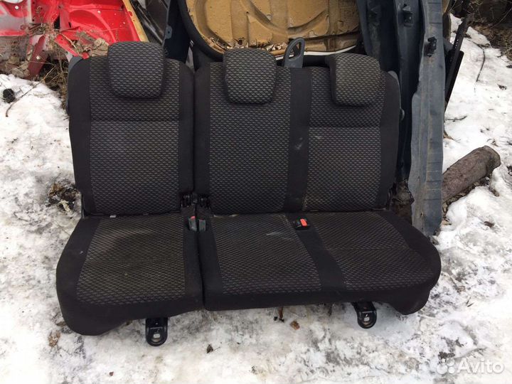 Сиденья задние второй ряд. LADA Largus