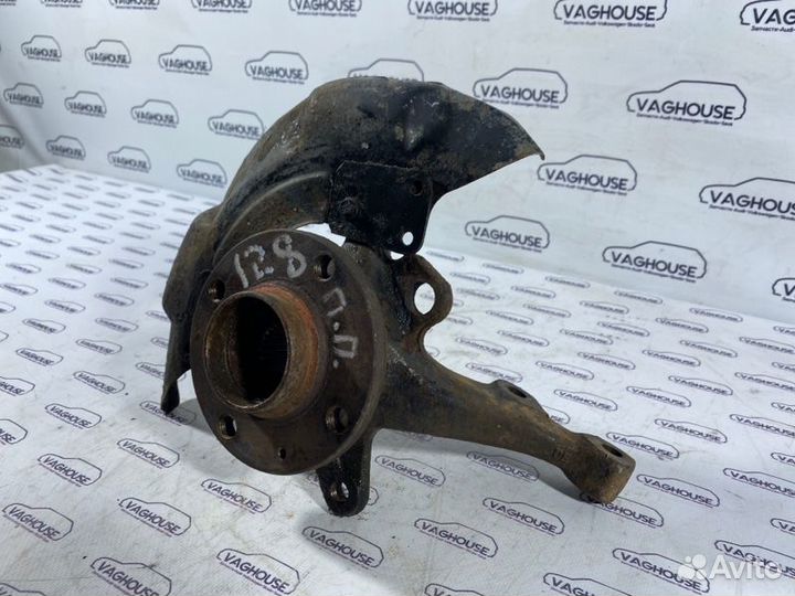 Кулак поворотный передний правый Volkswagen Passat