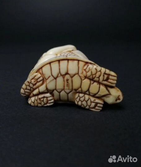 Нэцкэ Эбису с карпом (кость бегемота)