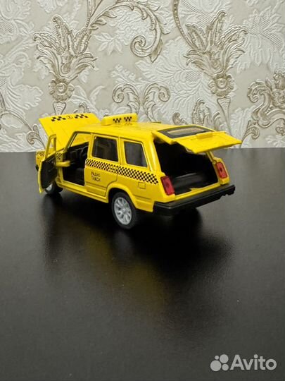 Игрушечная машинка