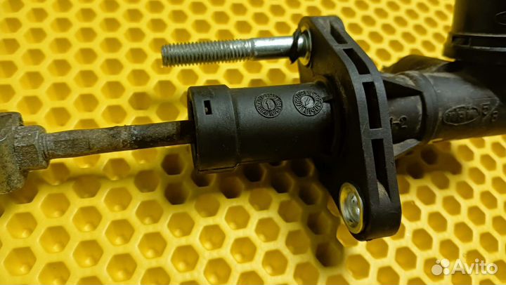 Главный цилиндр сцепления Kia Spectra