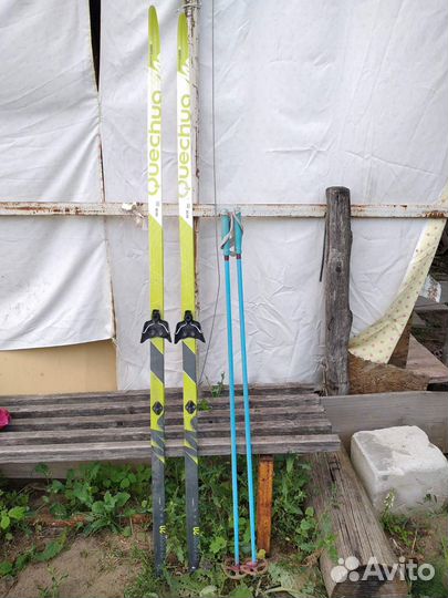 Лыжи 190 см с насечками. Лыжные палки 130 и 150 см