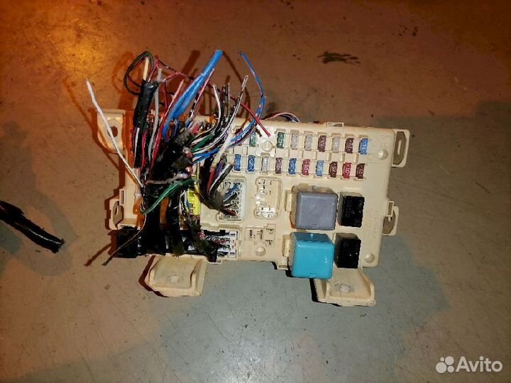 Блок предохранителей Toyota Noah AZR65 82730-28130