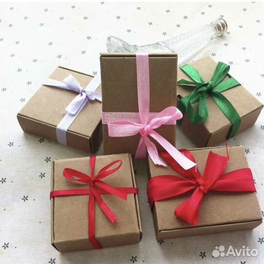 Рабочий для упаковки посылок