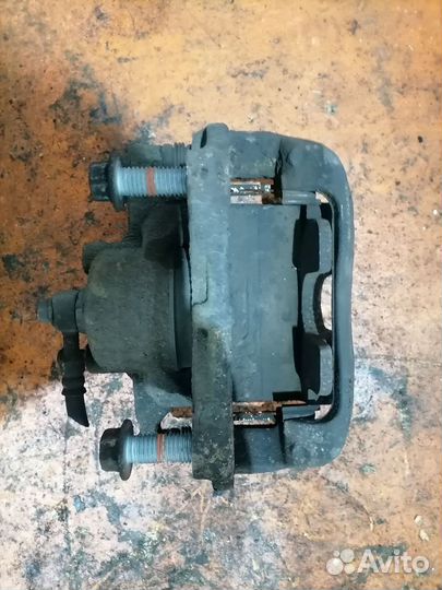 Суппорт тормозной передний левый Opel Mokka