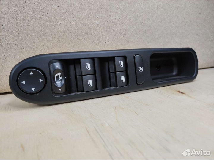 Кнопки стеклоподъемников Пежо 307